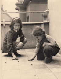 Hana Junová and her cousin Evička Frischmannová (most probably died in Auschwitz)