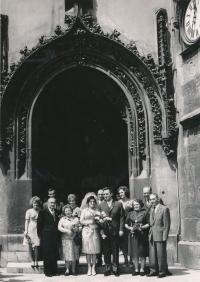 Svatební fotografie Zdeňka Hubáčka a jeho manželky Jany s jejich rodinami