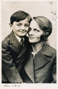 Zdeněk Hubáček se svou maminkou ve 30. letech minulého století