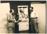 Tatínek Zdeňka Hubáčka Jan Evangelista Hubáček (vpravo) u svého sochařského díla, busty ruského vojevůdce Suvorova
