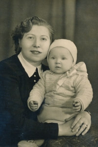 Daniela with her mother in 1950