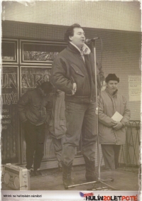 Mítink na hulínském náměstí, uprostřed Michal David a vpravo František Pivoda, prosinec 1989