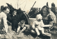 1944, Maminka s Pavlem, bratr Ivan s tatínkem vlevo