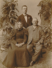 Rodina Podrabských, dědeček Václava Smělého ml. Antonín se svými rodiči (začátek 20. stol.) 