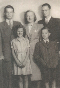Václav Smělý (s brýlemi) s matkou a sourozenci (kol. 1948)