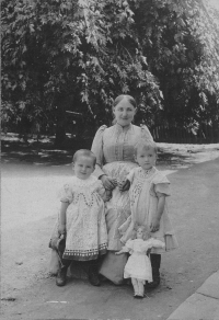 Marie Smělá (vlevo) se svojí sestrou a babičkou (kol. 1910)