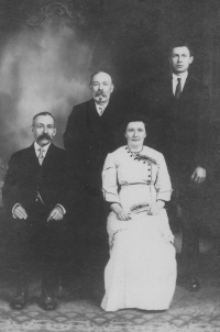 Prarodiče Václava Smělého Václav (sedící) a Marie (sedící) v USA (kol. 1915)