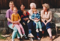 Rodina Krčmářových a Smělých s babičkou Strnadovou, 90. léta