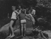 Rodina Jany Krčmářové s návštěvou na kamenech u Sázavy, 60. léta