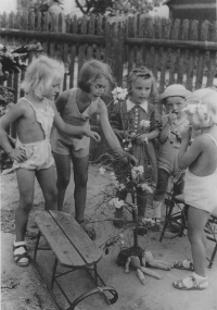 Jana a sestra Magdaléna si hrají s dětmi na letním bytě, Broumy, kolem roku 1943