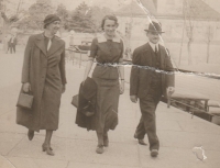 Maminka Jany Krčmářové se svými rodiči, kolem roku 1935