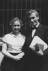 Promoce manžela Josefa Krčmáře den před svatbou s Janou, 1957