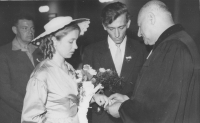 Svatba Jany a Josefa Krčmářových, oddává farář Vališ, 1957