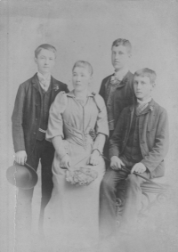 Druhá manželka Josefa Strnada se třemi syny z jeho prvního manželství, začátek 20. století