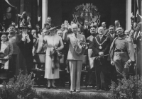 E. Beneš, P. Zenkl a starosta ČOS přihlížejí průvodu sokolstva Prahou, 6. 7. 1938, foto ČTK