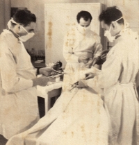 Jiří Lexa (vpravo) na vojně ve slovenské Kuchyni; útvaroví zdravotníci si hrají na operaci, 1961