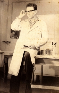 Jiří Lexa jako zdravotník na ošetřovně v kasárnách ve slovenské Kuchyni, 1961
