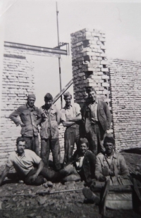 Fotené Štefanom Ondirkom - vojaci zo stavebnej čaty v útvaroch PTP (1952)