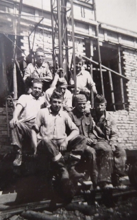 Fotené Štefanom Ondirkom - vojaci zo stavebnej čaty v útvaroch PTP (1953)