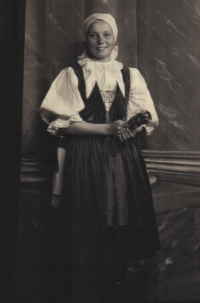 Olga v roce 1945 v sto let starém myjavském kroji, focení pro prospekt Myjava 1945-1950