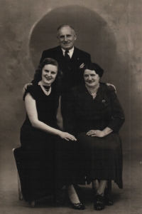 Jánův otec a druhá žena a nevlastní sestra Olga, asi 60. léta, USA