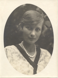 Maminka Ruth Pípalová, asi jako maturantka, 1927