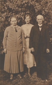 Emilie, Ruth a Jan Pípalovi (maminka s rodiči), 1930