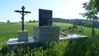 Pomník obětem kolektivizace, který roku 2006 nechal zbudovat František Brož z Květinova