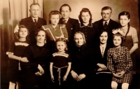 Rodinná fotografia Ludikovcov, Mária je druhá zľava v hornom rade