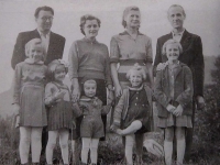 Rodina Agnetovcov s rodinou Hencelovcou na nedeľnej prechádzke v Ochtinej. Maloletá Želmíra v dolnom rade - druhá zľava (1958).