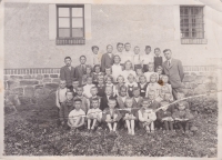 The best friend Z. Morávková with her classmates from Květinová Primary School (second row, second from right) on her right