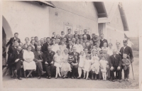 Anna Hojerová in the bottom row the second from the left and on her left husband Bedřich at the wedding in Věžnice