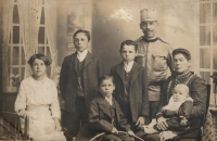 Zleva Margareta, stojící Georg a Josef, sedící Johannes a babička Karolína (roz. Schnürerová) s malým Nikolausem na klíně, stojící dědeček Nikolaus Frank, 1915