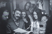 V chalupě u Václava a Olgy Havlových na Hrádečku, 1. ledna 1976 (první zleva Viktor Spousta)