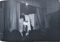 Performance in the ballroom in the U Čelikovských inn. Zdena Žárská as Lucy, Viktor Spousta as Macheath, Lída Michalová as Polly