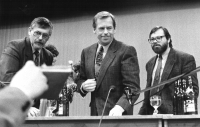 Březen 1992, Václav Havel přichází na setkání s občany Uherského Hradiště v Klubu kultury (Ladislav Šupka vlevo).