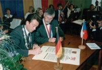 The witness’s contact with the city Mayen (Rheinland-Pfalz, MKD) dates back to 1992. In 1994 a contract was signed together with the city mayor Günter Laux on partnership at the town hall in Mayen.