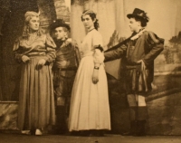 Hra Úsměvy a kordy, pamětnice jako herečka v místním divadelním souboru, 1957