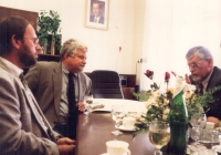 Předseda Senátu Petr Pithart na radnici v UH v říjnu 1997 při jednání o povodňových škodách. Vlevo Ing. Jaroslav Hrabec, vedoucí oboru životního prostředí Okr. Úřadu v Uh. Hradišti.
