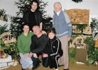 Rodina Musilova v Galerii. Zprava stojící Josef Musil a vnuk, dole zprava Anna Musilová, syn Jiří, jeho žena Anna