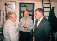 Neformální a nečekané setkání s Vlastimilem Brodským v knihkupectví Portal Josefa Janouška (uprostřed) na Masarykově nám. v UH (květen 1996).