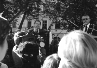 Visit of President Václav Havel on 29 September 1999 in Uherské Hradiště on the occasion of the international scientific congress Velká Morava mezi východem a západem (Great Moravia between the East and West). The president had a reception on Masaryk Square, followed by a walk through the city to the Gallery of Fine Art of the Museum of Moravian Slovakia. 