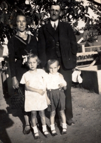 Šestiletý Bohuslav Šotola (r. 1937) s rodiči a sestrou