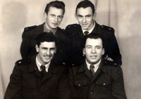 Bohuslav Šotola (nahoře vpravo) na vojně (r. 1954)