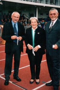 Slavnostní otevření městského atletického stadionu 20. září 2002 za účasti Dany Zátopkové. Vlevo zástupce starosty Květoslav Tichavský.