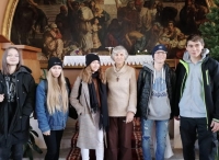 Světluše Košíčková s celým týmem žáků 9. B ZŠ a MŠ Křídlovická, Brno 30. Fotografie vnikla během natáčení Příběhů našich sousedů.