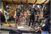 Petr Fejfar (s rukama vbok) při koncertu obnovené kapely Prasečí farma přibližně v roce 2018