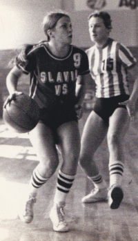 Natália playing for the Slavia VŠ Praha, 1975.
