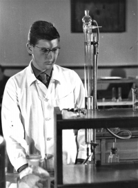Ladislav Šupka v laboratoři na katedře půdoznalství a klimatologie VŠZ, kde po 4 roky pracoval jako pomocná vědecká síla.