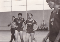 Hráčky Slavie VŠ Praha na zápase v Toulouse v roce 1974, N. Hejková hraje s číslem 6